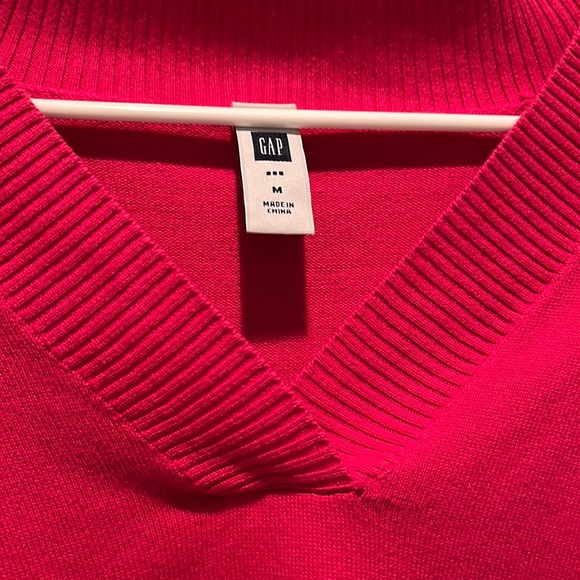 Woman’s Pink Gap sweater - Picture 2 of 5